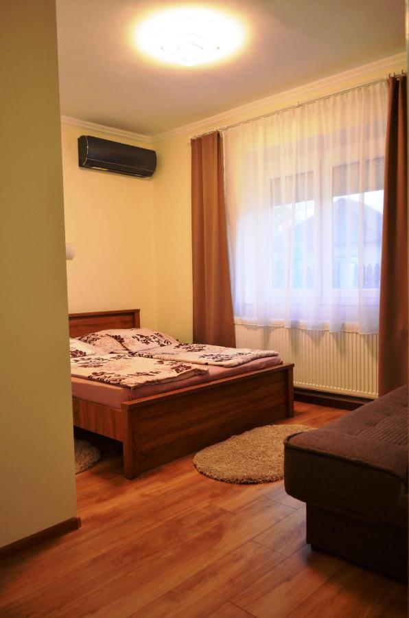 Henrietta Vendégház Hajduszoboszlo Exterior foto