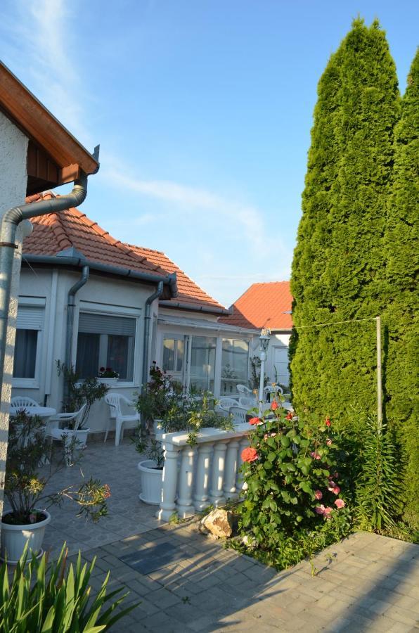 Henrietta Vendégház Hajduszoboszlo Exterior foto