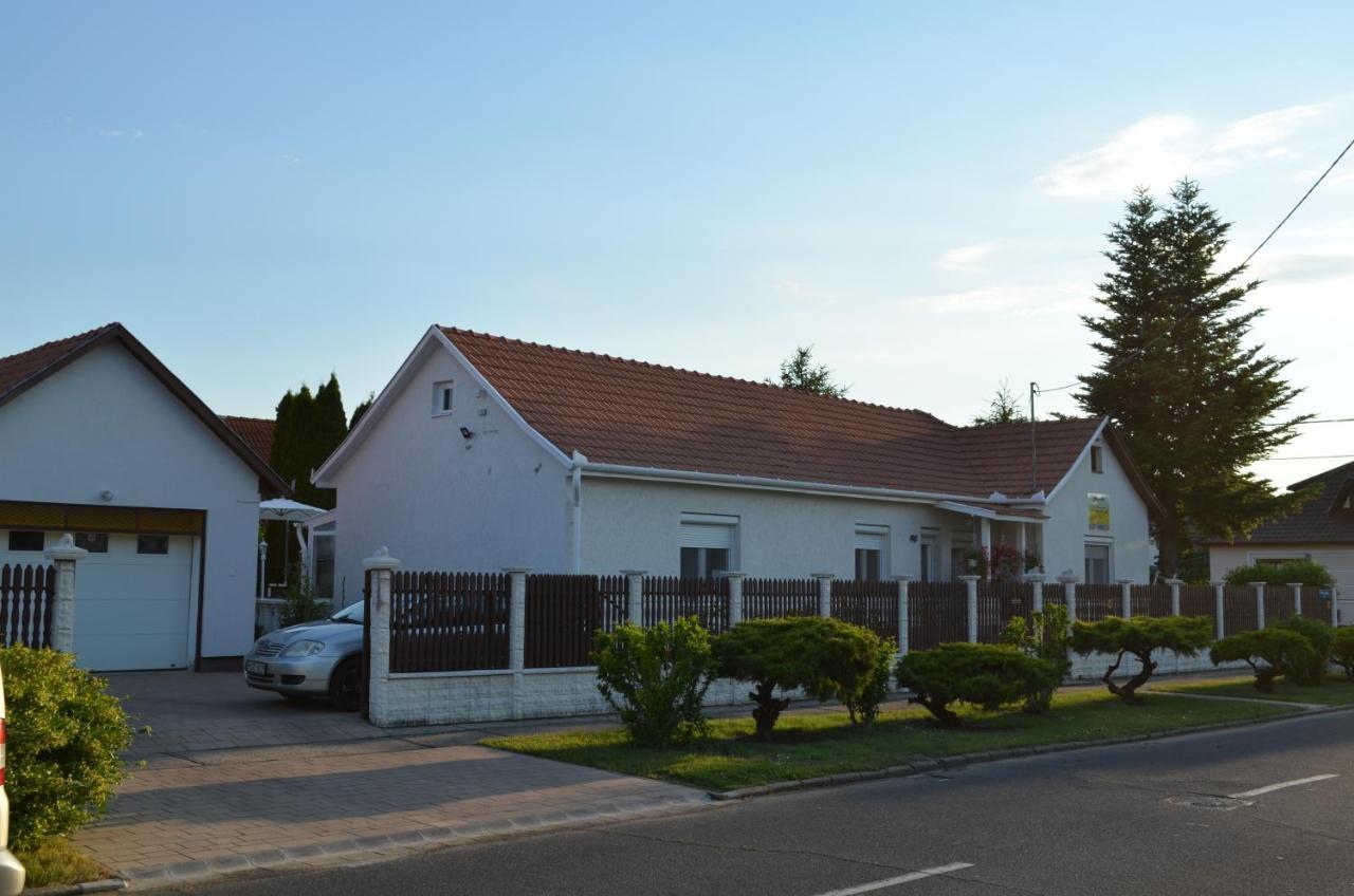 Henrietta Vendégház Hajduszoboszlo Exterior foto