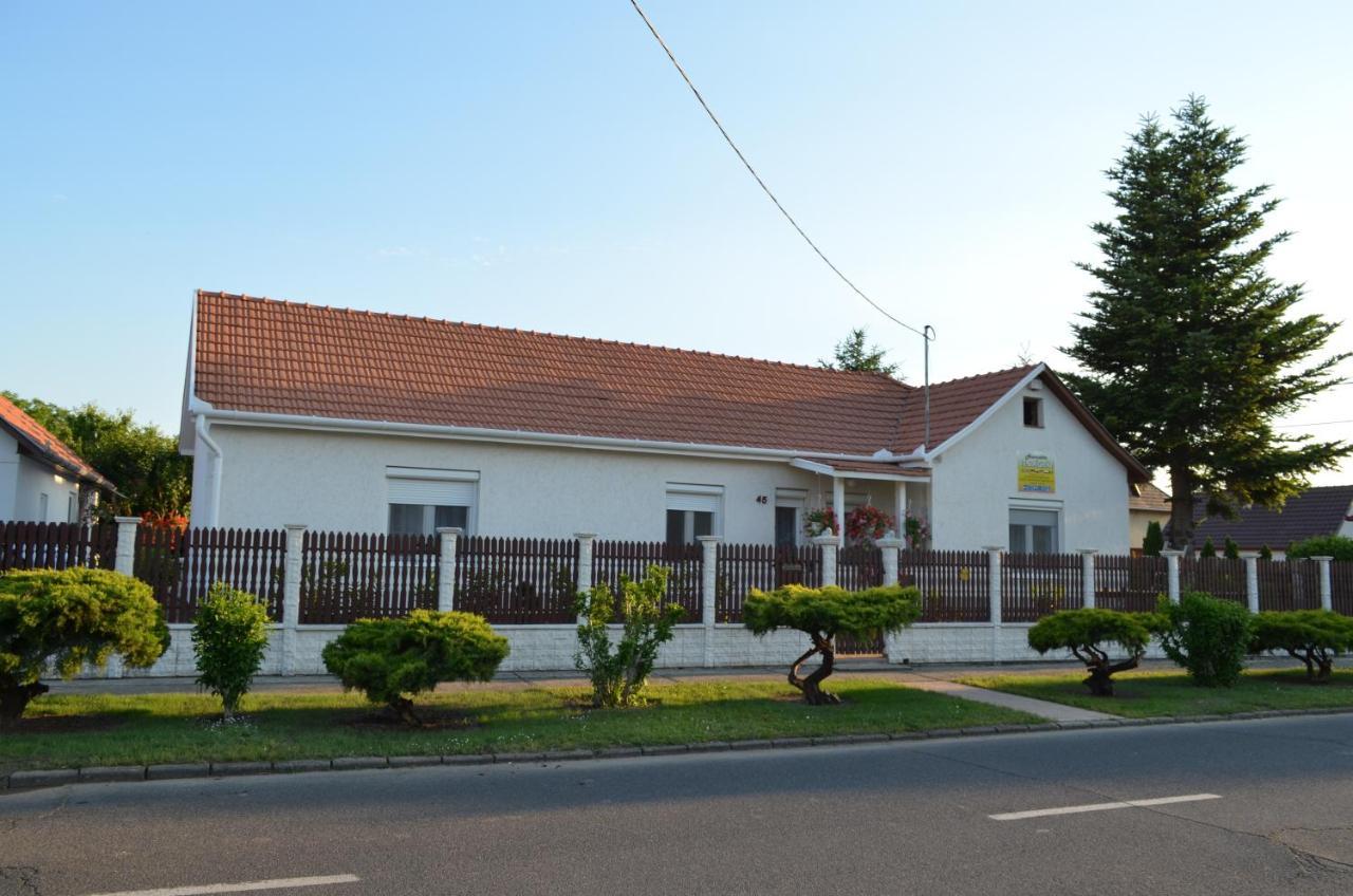 Henrietta Vendégház Hajduszoboszlo Exterior foto